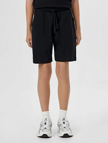 картинка Хлопковые шорты в черном цвете для мальчиков от магазина одежды для мальчиков от бренда Mark Formelle