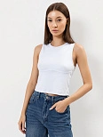 Облегающий топ в рубчик с фигурным подрезом белого цвета