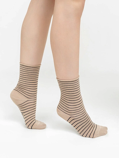 картинка Женские высокие носки без резинки в цвете капучино от магазина стильной одежды Mark Formelle