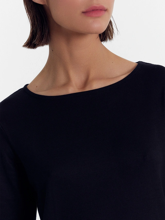 Полуприлегающий черный джемпер с укороченными рукавами - 4