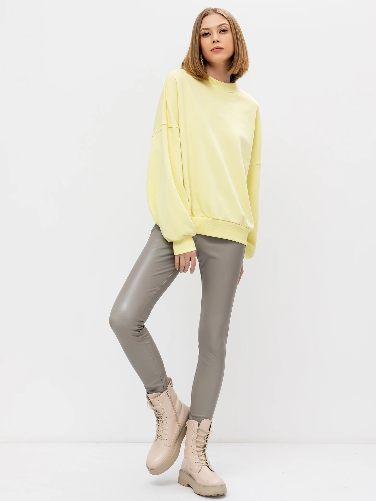 Прилегающие брюки серого цвета из экокожи