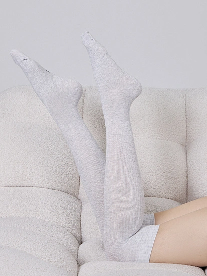 картинка Гольфы женские в светло-сером цвете от магазина стильной одежды Mark Formelle