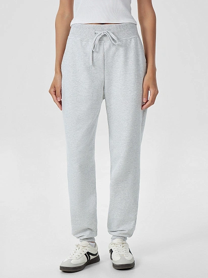 картинка Брюки женские спортивные в сером оттенке от магазина стильной одежды Mark Formelle