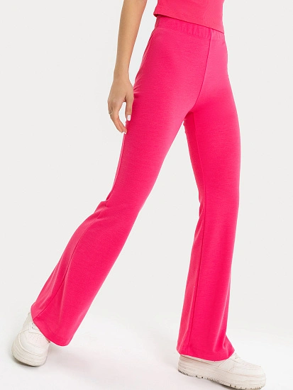 картинка Брюки клеш женские в ярко-розовом цвете от магазина стильной одежды Mark Formelle