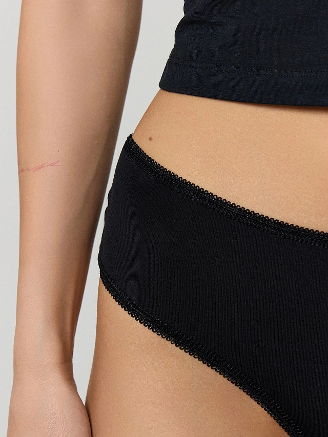 Трусы женские шорты с деталями из кружева в черном цвете - 6