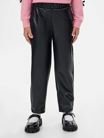 картинка Брюки для девочек из экокожи в черном цвете от известного бренда одежды для девочек Mark Formelle