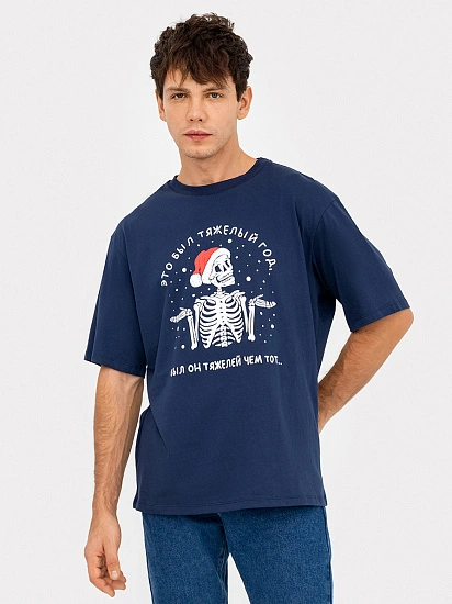 картинка Футболка мужская синяя новогодняя с печатью от магазина мужской одежды Mark Formelle