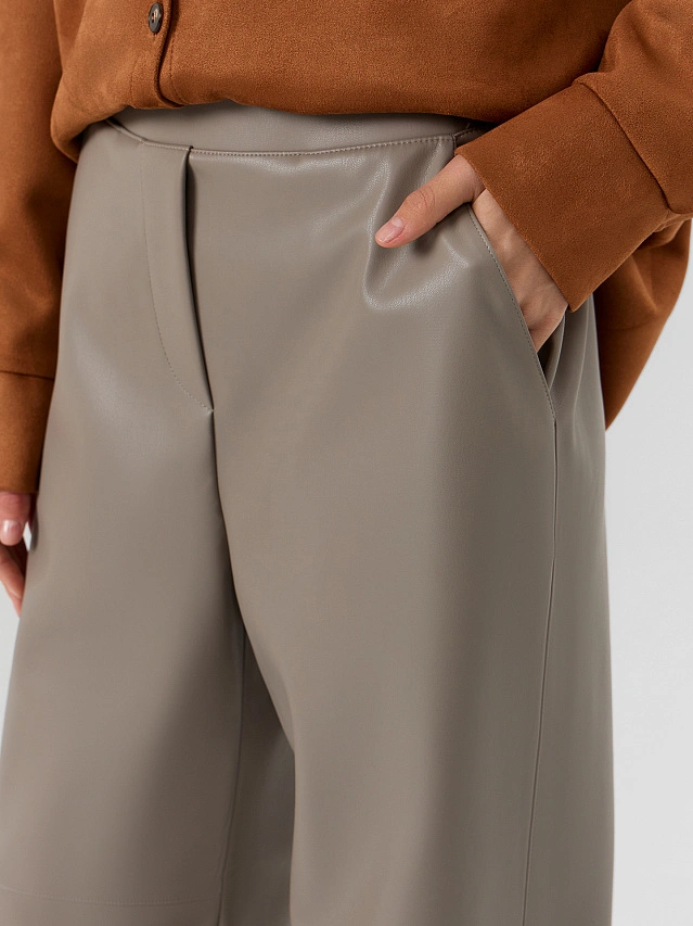 Брюки женские из экокожи в сером цвете - 5