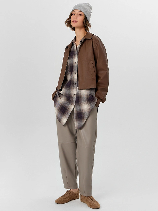 Брюки женские из экокожи в сером цвете - 8