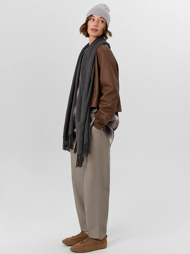 Брюки женские из экокожи в сером цвете - 9