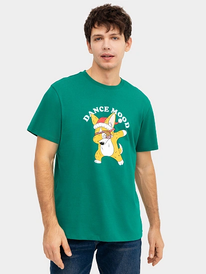 картинка Футболка мужская новогодняя в зеленом цвете с печатью от магазина мужской одежды Mark Formelle