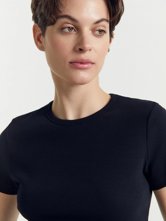 Футболка женская короткая в черном цвете - 5