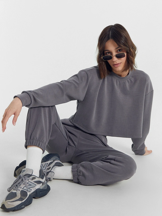 Комплект женский (джемпер, брюки) в сером цвете - 8