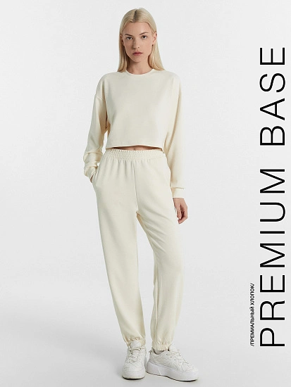 картинка Комплект женский (джемпер, брюки) молочно-бежевый от магазина стильной одежды Mark Formelle