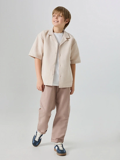 картинка Брюки для мальчиков бежевые из хлопка и льна от магазина одежды для мальчиков от бренда Mark Formelle