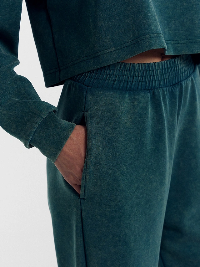 Комплект женский (джемпер, брюки) зеленый с дизайнерским принтом - 5