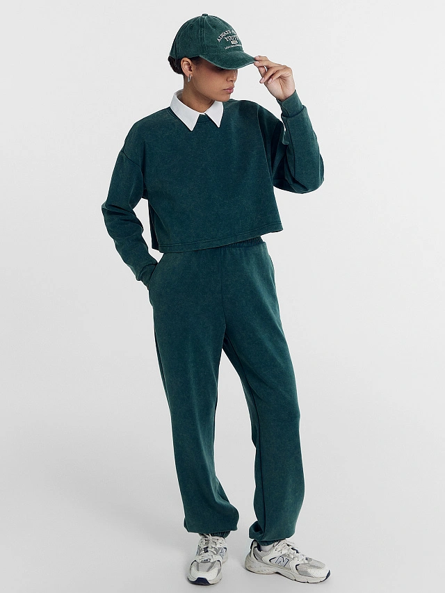 Комплект женский (джемпер, брюки) зеленый с дизайнерским принтом - 6