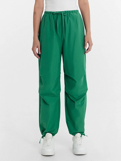 картинка Брюки парашюты женские зеленые от магазина стильной одежды Mark Formelle