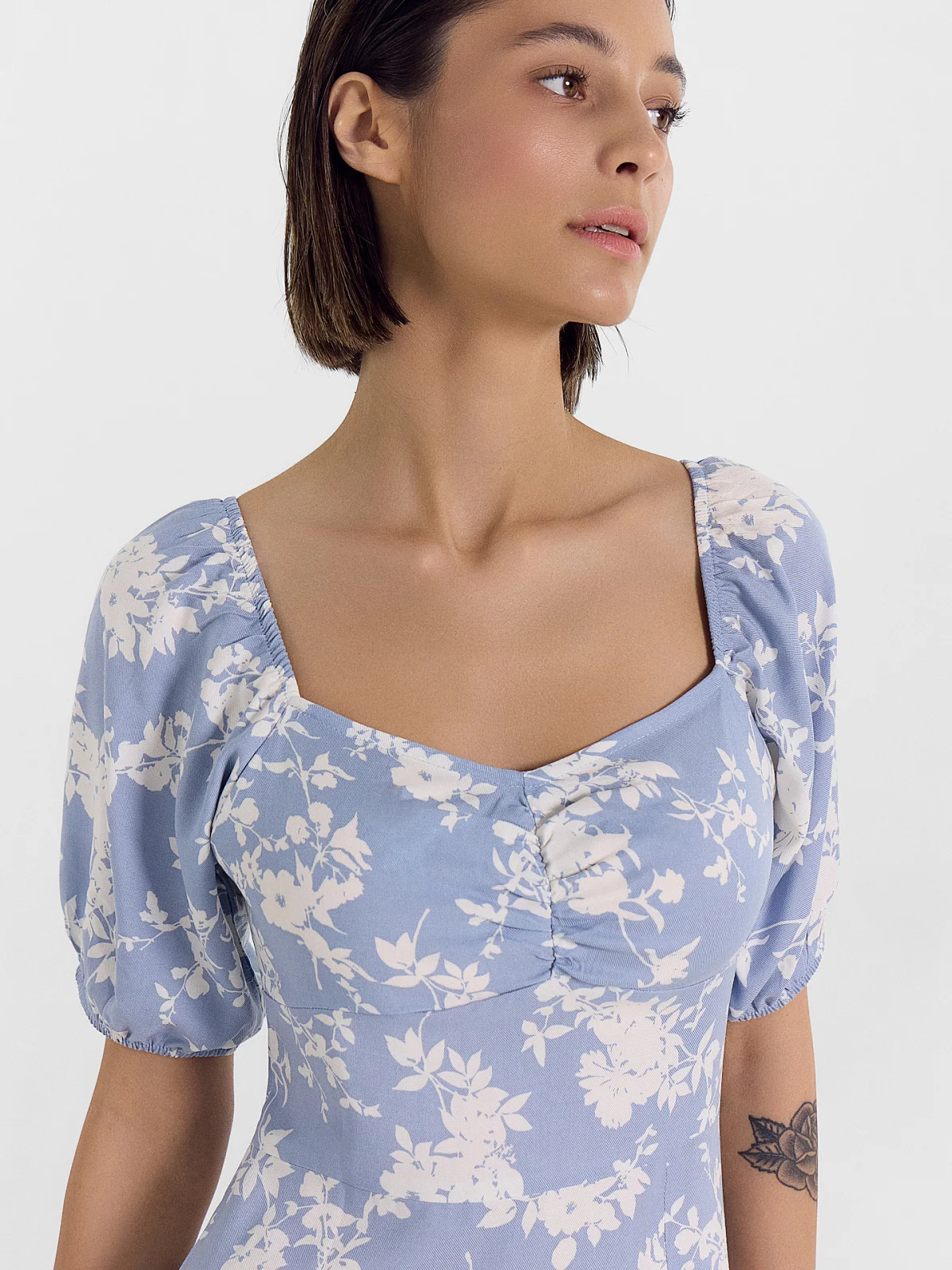 Платье женское пыльно-голубое в цветочки - 3