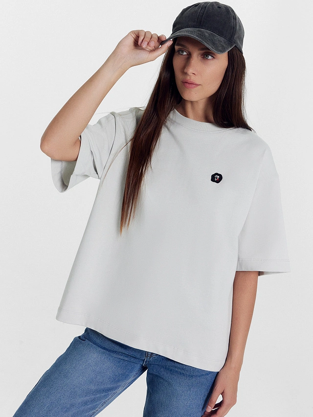 Футболка женская в сером цвете с печатью - 5