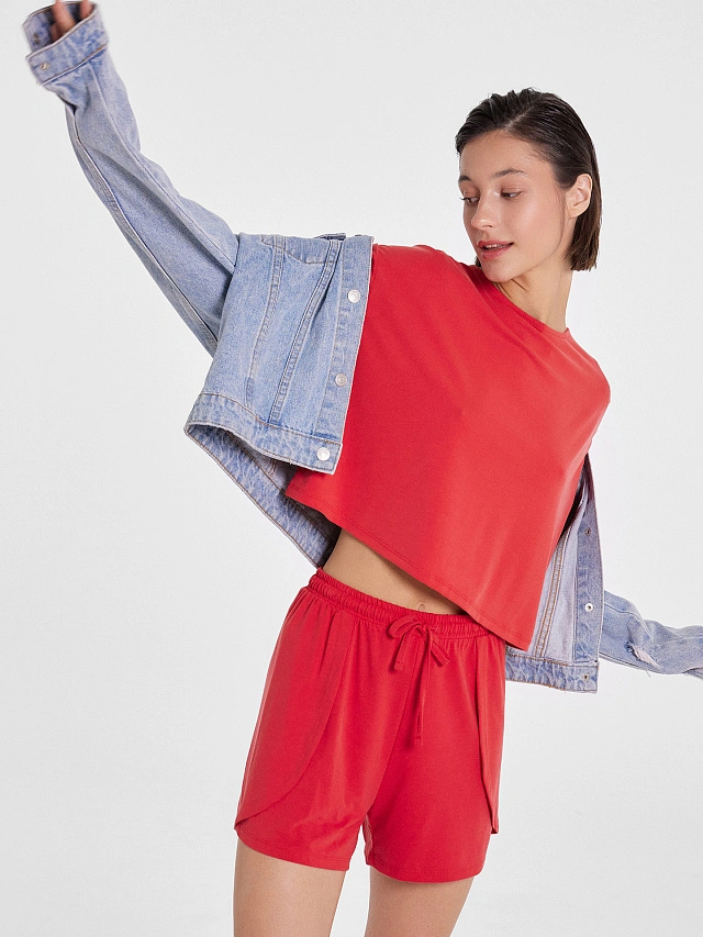 Комплект женский (футболка, шорты) в красном оттенке - 6