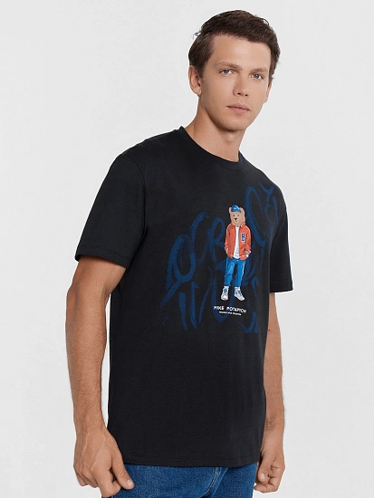 картинка Футболка мужская черная с печатью от магазина мужской одежды Mark Formelle