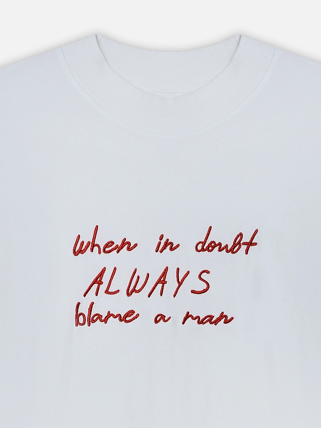 Футболка женская с вышивкой "When in doubt always blame a man" - 7