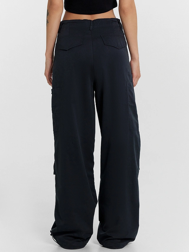 Брюки женские в черном цвете - 2