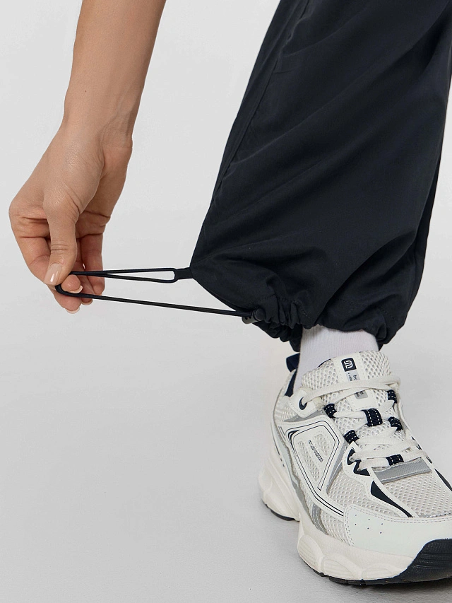 Брюки женские в черном цвете - 11