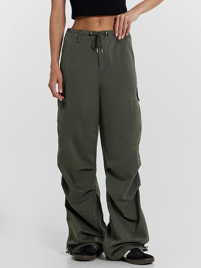 картинка Брюки женские в цвете темный хаки от магазина стильной одежды Mark Formelle