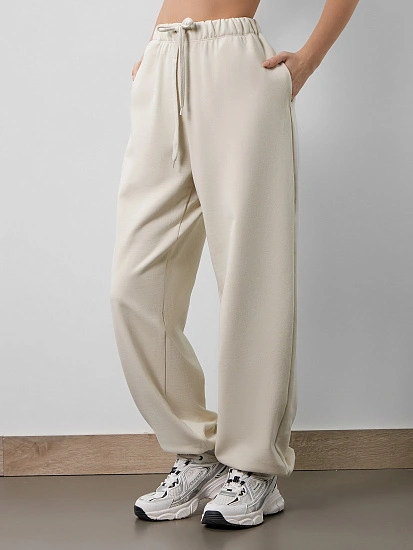 картинка Брюки женские в бело-бежевом цвете  от магазина стильной одежды Mark Formelle