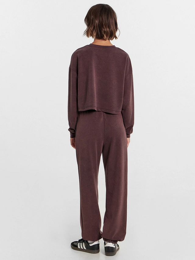 Комплект женский (джемпер, брюки) шоколадный с дизайнерским принтом - 2