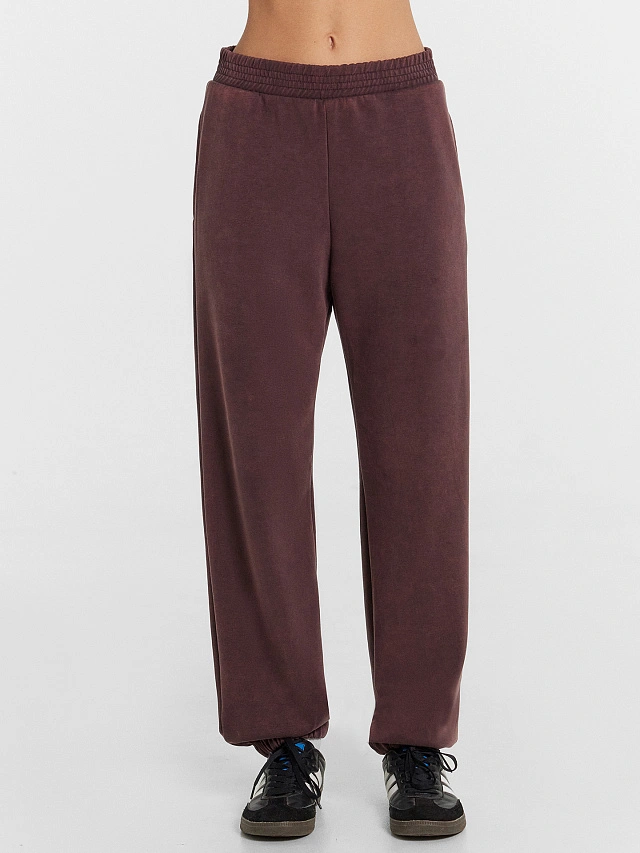 Комплект женский (джемпер, брюки) шоколадный с дизайнерским принтом - 4