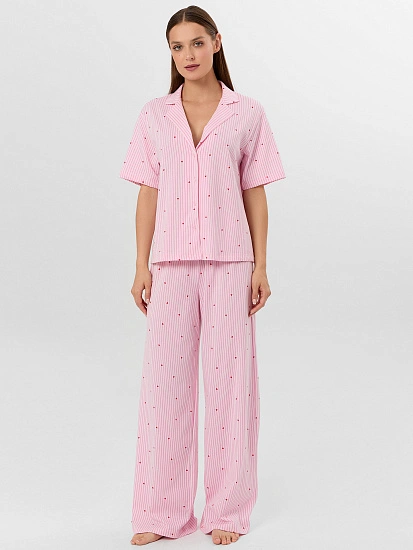 картинка Комплект женский (рубашка, брюки) в розовую полоску с сердечками от магазина стильной одежды Mark Formelle