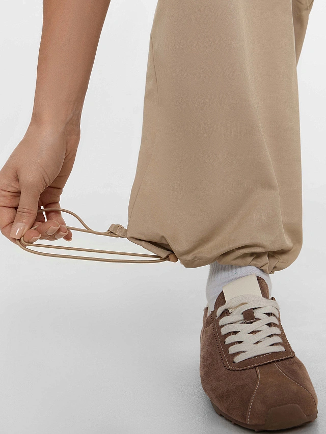 Брюки женские в пыльно-бежевом цвете - 8