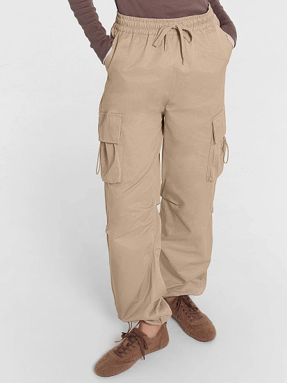 картинка Брюки женские в пыльно-бежевом цвете  от магазина стильной одежды Mark Formelle