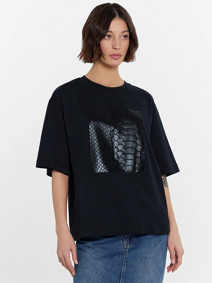 картинка Футболка женская оверсайз черная с принтом от магазина стильной одежды Mark Formelle