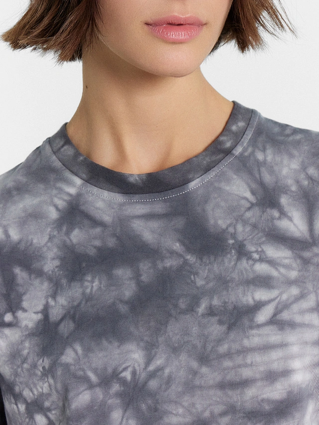 Футболка женская серая с принтом в технике фаст-дай - 4