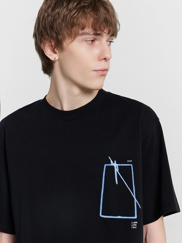 Футболка мужская черная с принтом - 5