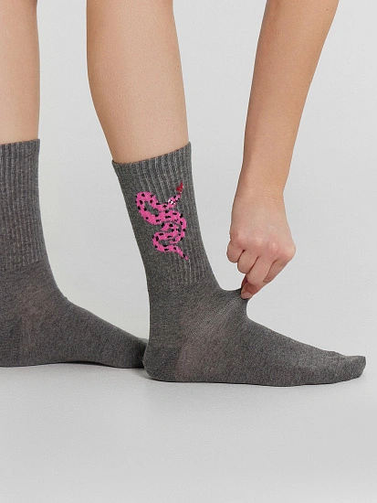 картинка Носки женские серые узором в виде змеи от магазина стильной одежды Mark Formelle