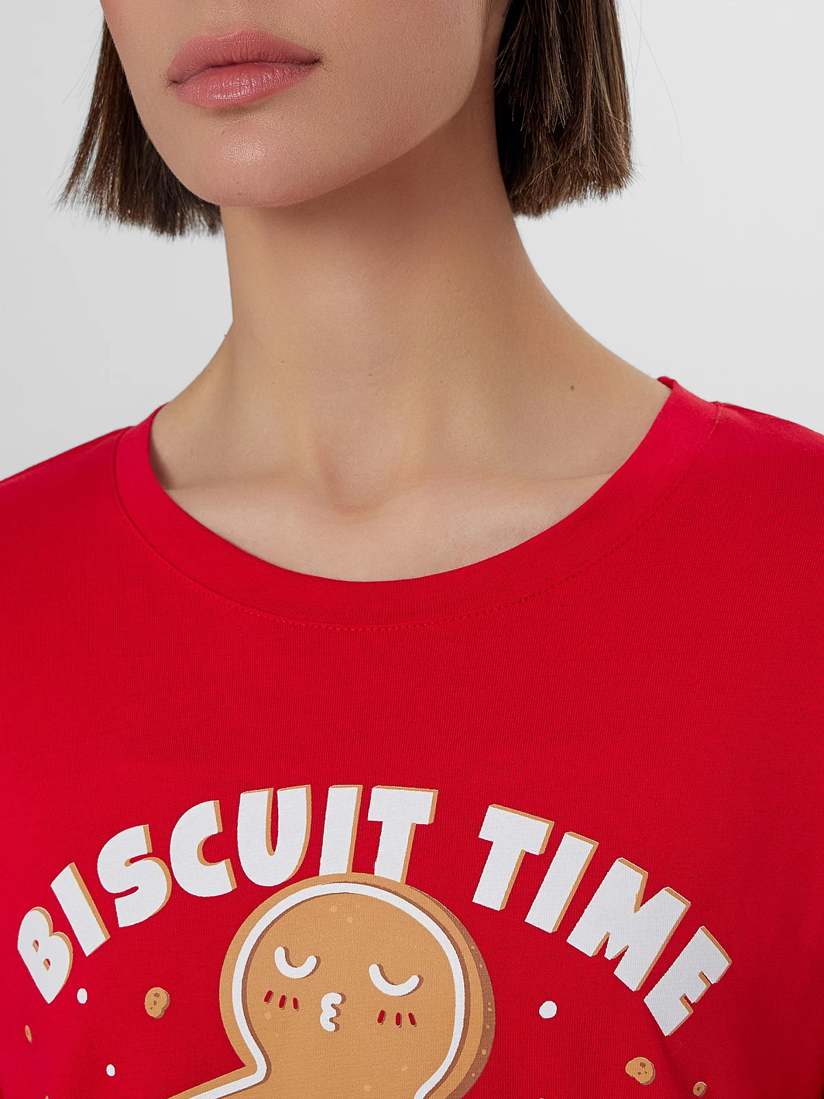 Пижама женская красная с принтом "пряничные человечки" и надписью "biscuit time" - 6