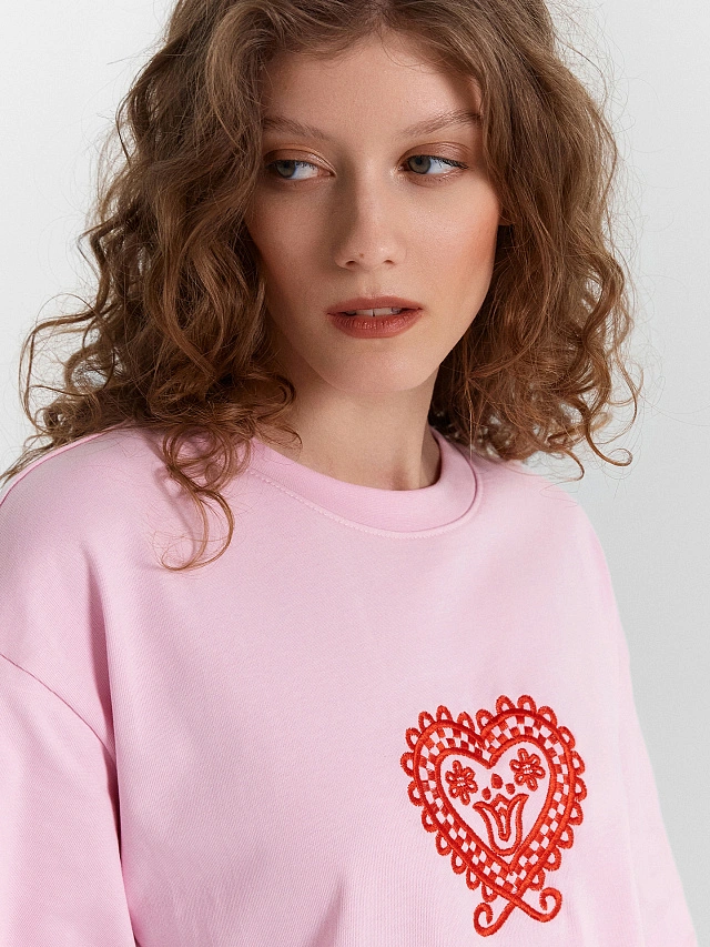 Футболка женская розовая с вышивкой в виде сердца - 5