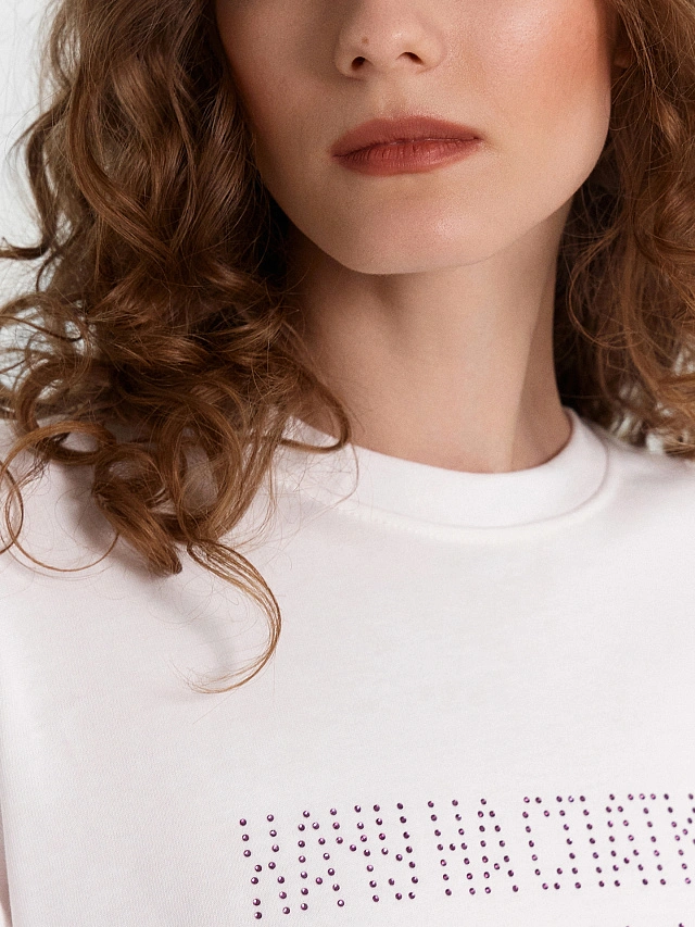 Футболка женская белая с надписью из страз "Хачу на спадканне пiць вiно i цалавацца" - 4