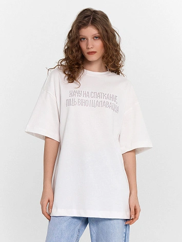 Футболка женская белая с надписью из страз "хачу на спадканне пiць вiно i цалавацца"