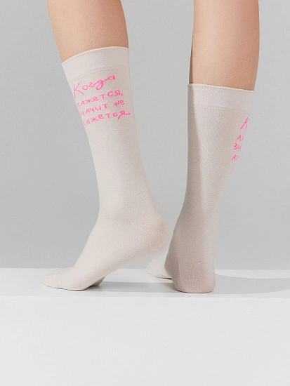 картинка Носки молочные с надписью "Когда кажется, значит не кажется" от магазина стильной одежды Mark Formelle