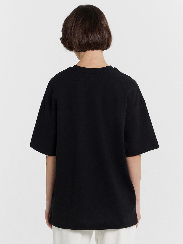 Футболка женская черная с принтом и надписью "удивительно как много дел можно сделать..." - 2