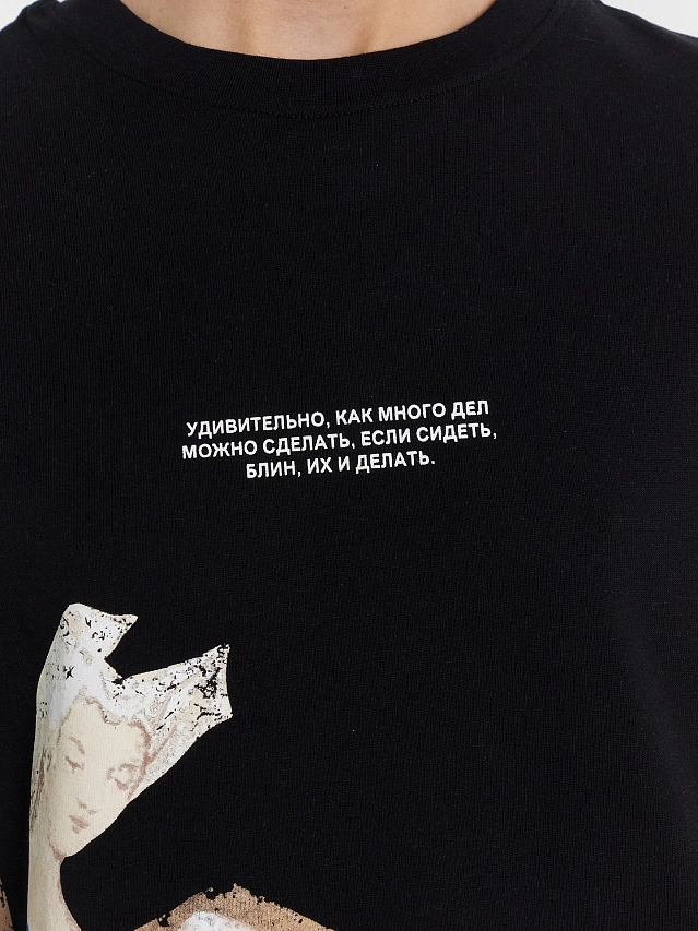 Футболка женская черная с принтом и надписью "удивительно как много дел можно сделать..." - 4