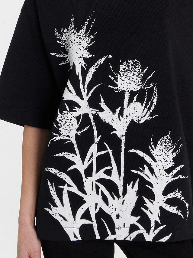 Футболка женская черная с принтом - 4