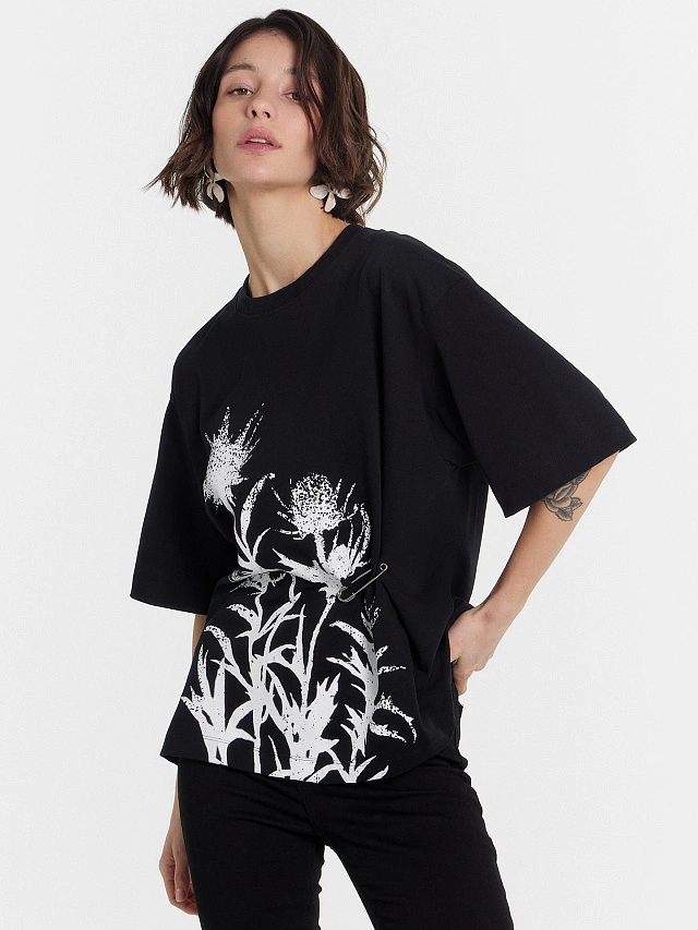 Футболка женская черная с принтом - 5