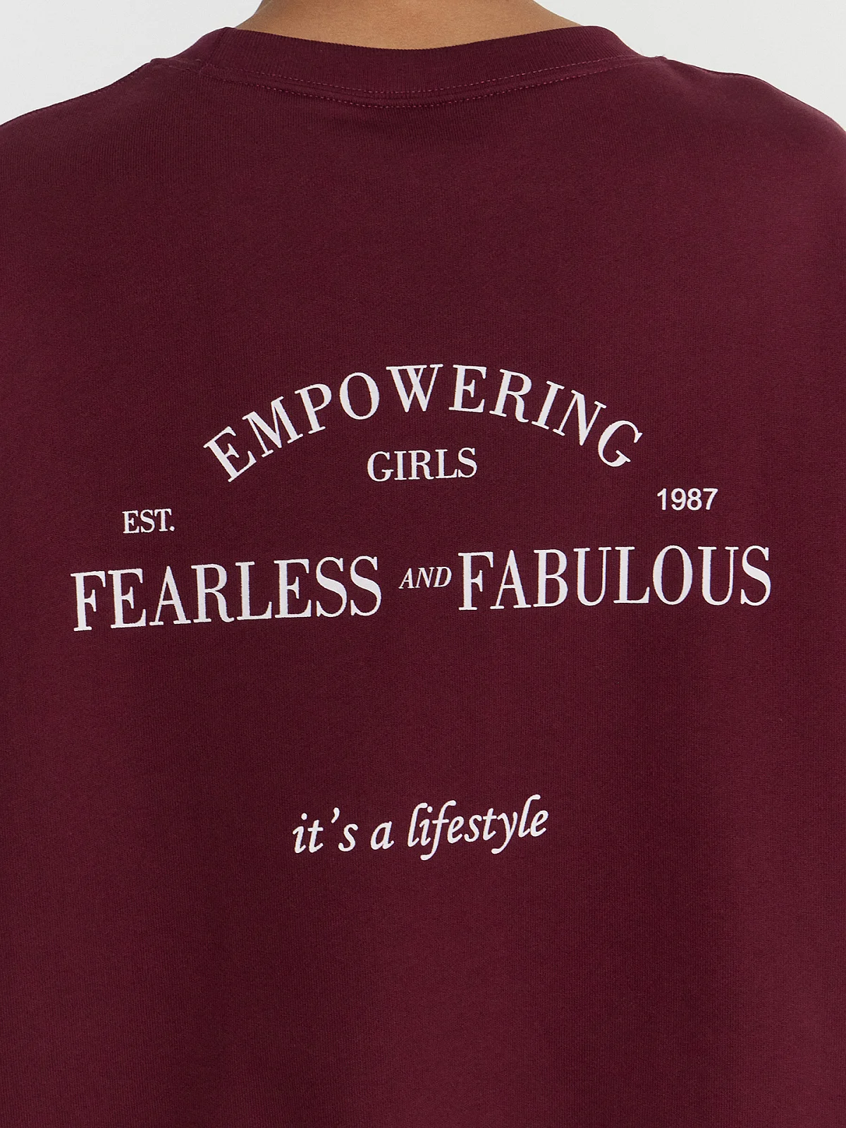Свитшот женский бордовый оверсайз с вышивкой на груди "empowering girls" - 5